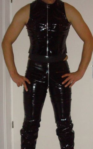 lak en latex slaaf aangeboden