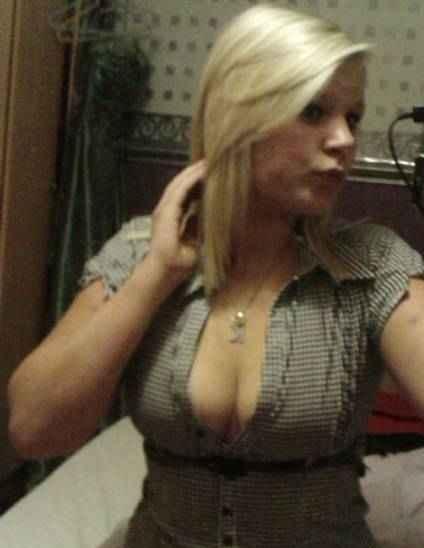 Wil jij een spannende sexdate met dit geile blondje?