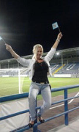 Darla. Ik zoek een man die ook van voetbal houdt.