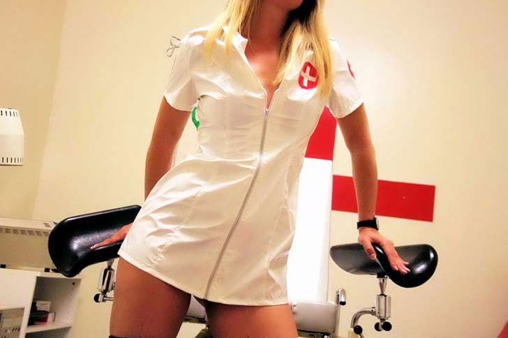 ik speel graag medische spelletjes met een slaafje in mijn bdsm kamert