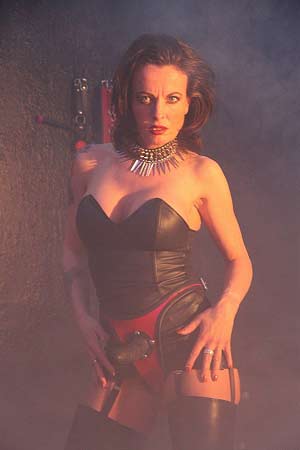 zoek een slaafje wat veel hebben kan, ik neuk je o.a . met een voorbin