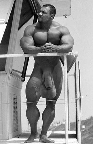 Body buider met enorme ballen
