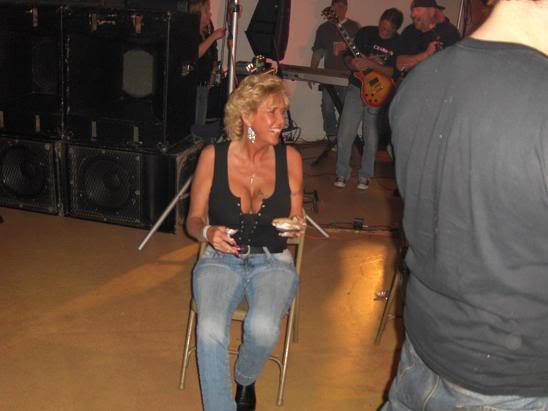 SIMONE (63) zoekt mannen jonger dan 40 :)