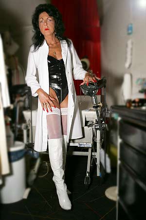  dominante dokteres zoekt slaafje om medische spelletjes mee te spelen