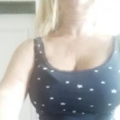 Gelukkig stel is op zoek naar rondborstige vrouw (40+)