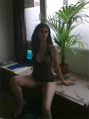 kyra jong en op zoek naar verwenning