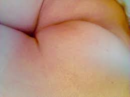 tenger haarloos lijfje ligt bloot voor uw kijk & foto-hobby en voo