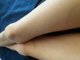 tenger haarloos lijfje ligt bloot voor uw kijk & foto-hobby en voo