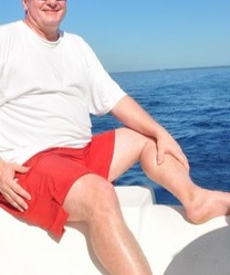 Je zal een baan moeten hebben en van varen houden.