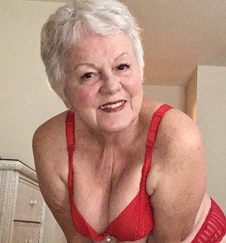 Val jij voor de charmes van deze oudere vrouw?