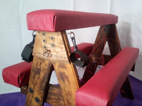 Slaafje zoekt inwoning bij sadistische meester