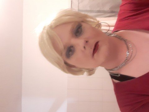 Geef travo hoertje een nieuwe garderobe en jij bent haar baas 