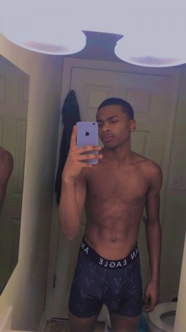 heyy,ik ben Ruberts opzoek naar een shemale!!!