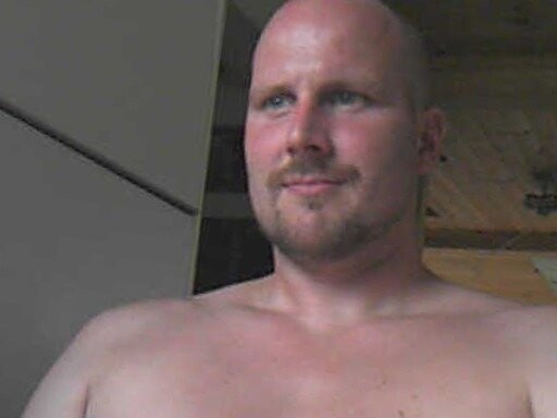 Ik wacht vast gebonden in bed op mijn meester