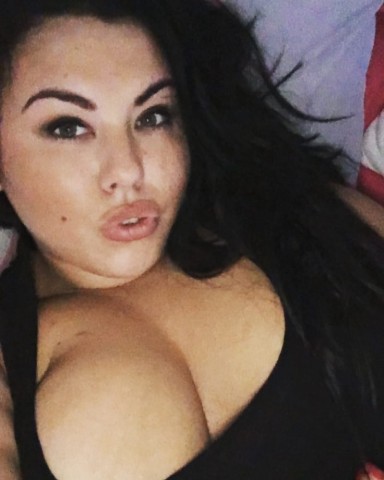 Val je op brunettes met mooie rondingen?