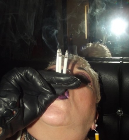 Ik blaas mijn rook in jouw gezicht