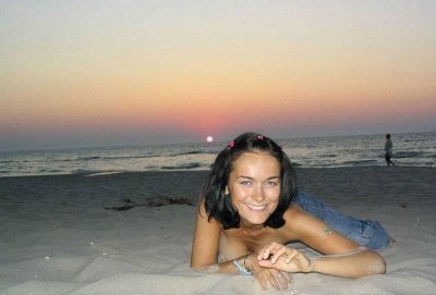 Elisa zoekt iemand anders om met haar op vakantie te gaan.