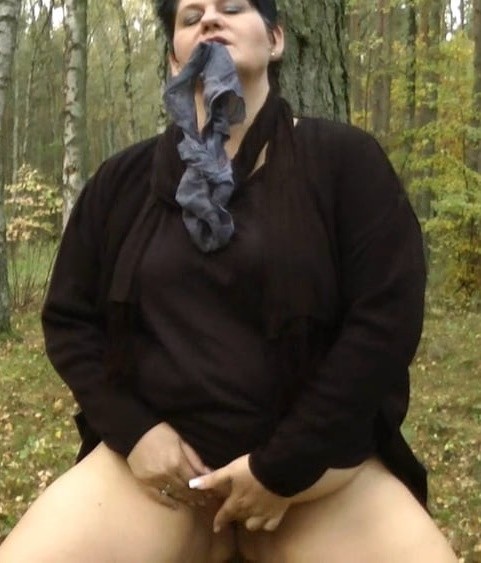 Ik prop mijn natte plas slipje helemaal in jouw mond!