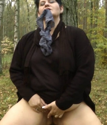 Ik prop mijn natte plas slipje helemaal in jouw mond!