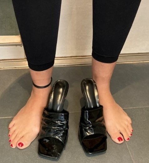 Ik wil jouw sperma in mijn muiltjes! En daarna trek ik ze aan.