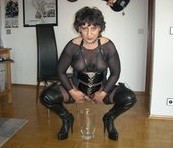 Ik zoek hier een man die mijn plas durft op te likken.