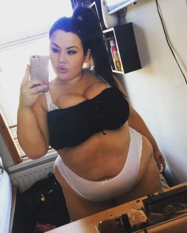 Val je op brunettes met mooie rondingen?