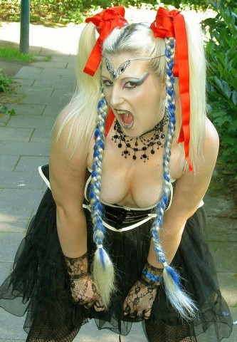 Dominante cosplay girl zoekt onderdanige man.