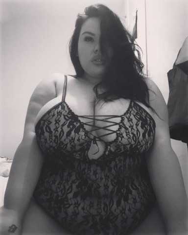 Val je op brunettes met mooie rondingen?