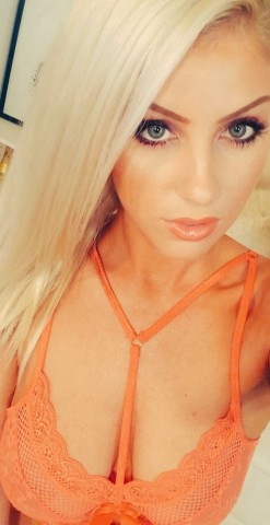 Geile blonde kinky slet is klaar voor te neuken!