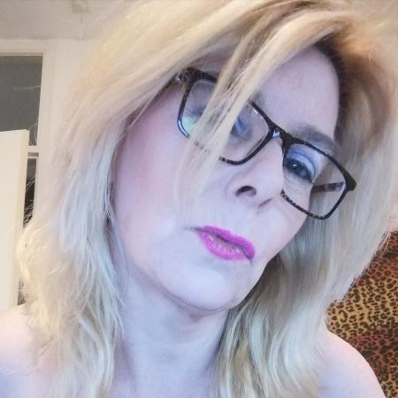 Oude vrouw zoekt man voor een vriendschappelijke relatie
