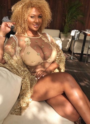 Oproep aan alle leuke mannen, wie wil daten met Jasmine?