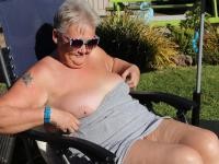 Deze oma is nog steeds super geil!!