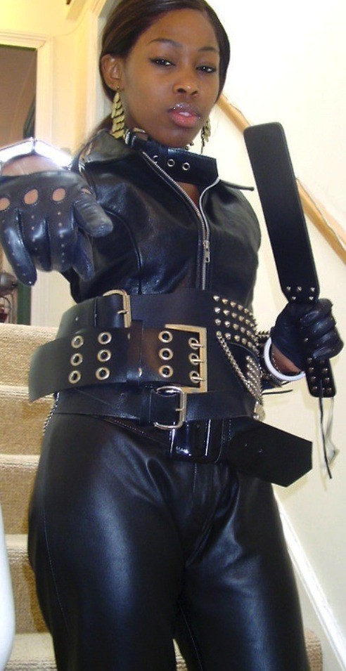 Donkere meesteres in latex