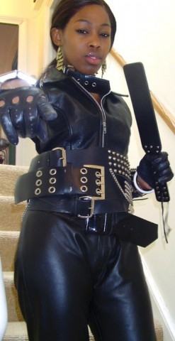 Donkere meesteres in latex