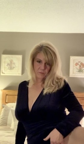 Ietwat oudere vrouw zoekt man voor seks.