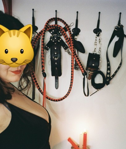 Mrs iris wil jou pik in een kooi. 