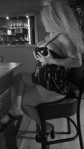 KLEINE ONDEUGENDE EMMA MET ER HEERLIJKE GROTE BORSTEN