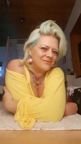 Vrouw op zoek naar geluk.