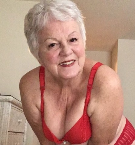 Val jij voor de charmes van deze oudere vrouw?