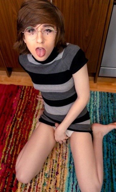 Gehoorzame travestiet zoekt een strenge man