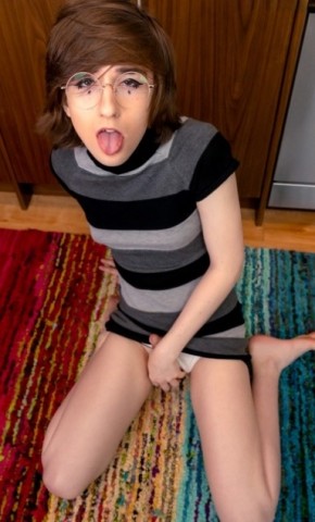 Gehoorzame travestiet zoekt een strenge man