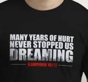 Onderdanige man zoekt dominante dame om te aanbidden en haar te dienen