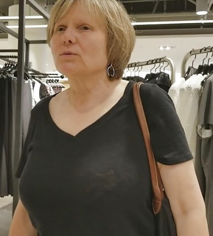 Jij wil mijn billen kussen en likken.