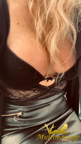 Blonde pornoster laat je alle hoeken van de kamer zien