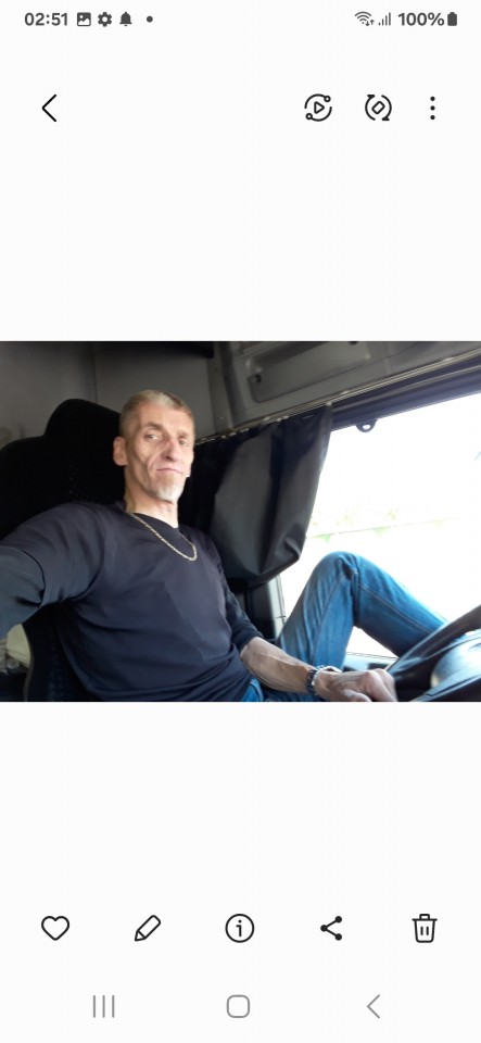 Na ontrouw ex, vrijgezel voor erotisch date. 