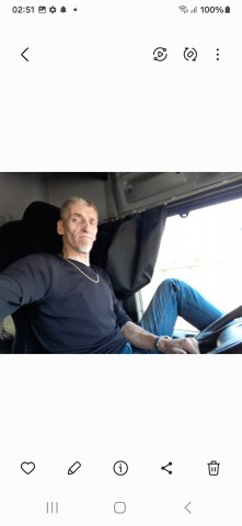 Na ontrouw ex, vrijgezel voor erotisch date. 