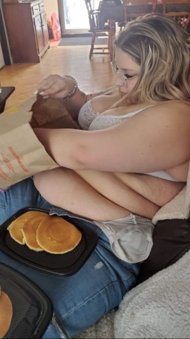 Is er ergens een man op aarde die deze fast food junk wel neuken wilt?