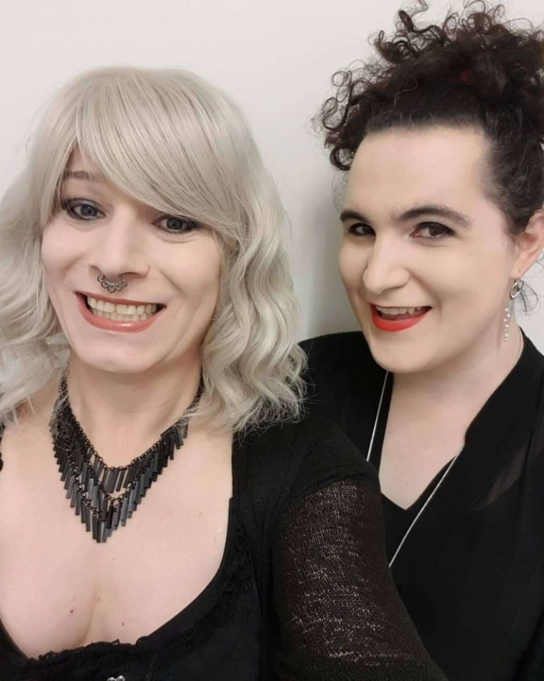 Jij wilt lekker met twee geile Shemale sletjes genieten! 