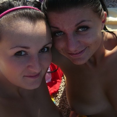 Trio met deze 2 lekkere dames?