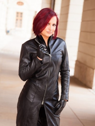 Meesteres zoekt sub voor haar violetwand